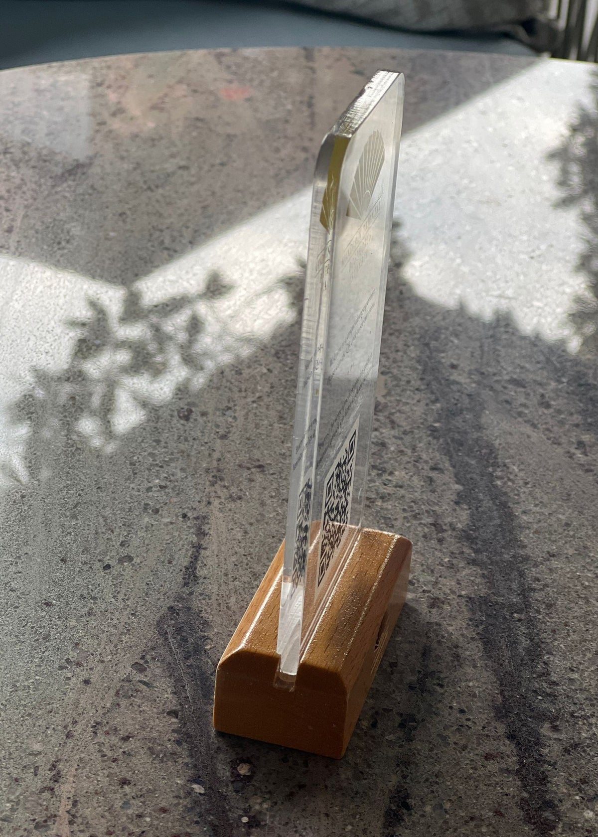 Acrylic QR code table stand – restaurant cafe qr code product side view